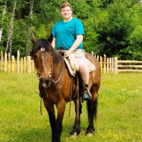 Ben - Hier wird gesagt, ich sei der Sonnenschein, Komiker und fleißige Helfer, egal, bei was eine helfende Hand gebraucht wird. Als Stadtkind bin ich im Frühjahr 2020 auf den Terra Ritterberg gezogen, hatte einen Kulturschock vom feinsten, hab mich aber ganz schnell in unser doch sehr rustikales, dafür aber auch herausforderndes, abenteuerliches Leben integriert. Aktuell arbeite ich an meinem Schulabschluss und wünsche mir, im Anschluss daran ein paar spannende Berufspraktika machen zu können. Meine Interessen liegen im handwerklichen Bereich, Bushcraft und Outdoorleben. 