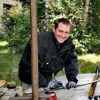 David Drude - Mein Name ist David und ich bin eines der handwerklichen Allrounder auf dem Terra Ritterberg. Seit meiner Kindheit erfreue ich mich beim Angeln und Zelten an der Schönheit der Natur. So ist es für mich selbstverständlich, diese Erfahrungen den jüngeren Generationen durch die Jugendarbeit im Angelverein zu ermöglichen. Neben der Arbeit mit verschiedenen Baustoffen, wie Beton und Holz, liegt mein Schwerpunkt in der Metallbe- und verarbeitung. Beim Biegen, Schrauben, Bohren, Schweißen, Schleifen und weiterem bin ich hier der Ansprechpartner.