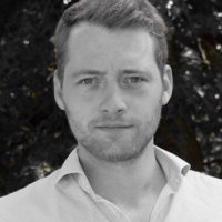 Alex Koreneef - Ich habe meinen Bachelor of Science in dem Studiengang Ökosystemmanagement und den Masterstudiengang Geografie in der Vertiefungsrichtung Stadt- und Landschaftsökologie abgeschlossen. Seit meinem Abschluss arbeite ich in einem Büro für Landschaftsplanung, Gewässerentwicklung und Artenschutz im Ruhrgebiet. Die Artenvielfalt der Pflanzen und Tiere, die wir heute kennen, beruht auf einer historischen Landnutzung. Durch historische (extensive) Bewirtschaftungsformen konnte eine offene und zugleich strukturreiche Kulturlandschaft, mit einer Vielzahl von Biotopen entstehen. Innerhalb des Projekts „Terra Ritterberg“ werde ich mich für die Erstellung und den Erhalt solcher Lebensräume einsetzen und damit die Flora und Fauna dokumentieren, unterstützen und weiter fördern, die auf dem Ritterberg schon teilweise artenreich vertreten ist. Interessierten Menschen werde ich  einen Einblick über die Artenvielfalt des Ritterbergs geben und erste Ideen und Möglichkeiten einer gezielten, schonenden Entwicklung vorstellen.