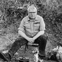 Carsten Bothe - Ich bin Autor und Lagerfeuerkoch, dabei studierter Anthropologe und Zoologe. In den letzten zehn Jahren haben weit über 5000 Menschen an meinen Kursen für das Kochen am Lagerfeuer teilgenommen. Hierbei konnten sie die Faszination des Feuers spüren und die Fertigkeiten erlernen, um damit sein Essen zuzubereiten. Es geht aber nicht nur um das Essen, sondern um den ganzen Themenkomplex Feuer und Nahrung. Das Feuer hat den Menschen erst zum Menschen gemacht, und ihm die Besiedlung an sich lebensfeindlicher Gegenden ermöglicht. Daher ist Feuer ganz unten im menschlichen Gefühlsrepertoire verankert. An diesen Teil des „Steinzeiterbes“ bringe ich die Menschen heran und ermögliche ihnen ganz neue Erkenntnisse über sich und den Mitmenschen.