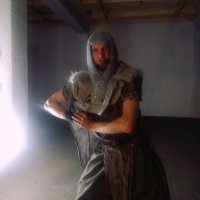 Clay - Gerufen werde ich Clay. Ein Fan des Mittelalters, der Naur zugewandt und für jeden Spaß zuhaben, bin ich vor einem Jahr auf dem Terra Ritterberg gelandet. Es zieht mich seidher immer wieder aus der Stadt hierher. Hier gibt es für mich immer etwas zu schaffen und ich freue mich immer wieder darüber, was man so mit einfachen Mitteln und in Gemeinschaft erreichen kann. In meinem sehr aktiven Leben bin ich als Musiker, Sprecher und Geschichtenerzähler, Künstler, Veranstalter von kleineren Events und Fitnesstrainer aktiv. Ich freue mich, in Zukunft das ein oder andere Event zu begleiten bzw. zu organisieren.