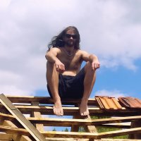 Paul Jansch Flöter - Born to be wild. Dies ist mein Lebensmotto und von meiner Mutter in meiner Kindheit auch - Gott sei dank - gefördert und unterstützt worden. Nach vielen, manchmal haarstreubend abenteuerlichen Jahren bin ich Vater eines zuckersüßen Sohnes und möchte auch ihm die Möglichkeit geben, sich frei in der Natur bewegen und spielen zu können, genau wie ich in meiner Kindheit. Da hier immer wieder kreative Lösungen für kreative Gebäude gebraucht werden, kommen mir nun meine Vielzahl an Erfahrungen in den unterschiedlichen Handwerksberufen zu gute, die ich hier gerne immer wieder in die Gemeinschaft einbringe. Auch meine Fähigkeit, in die „Phantasiekinderwelt“ einzutauchen und diese dann im aktiven Spiel real werden zu lassen, mit den Mitteln die vorhanden sind, möchte ich in Zukunft gerne wieder für Kindergruppen einsetzen.