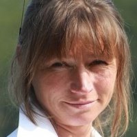 Mein Name ist Tatjana Flöter und ich bin seit ca. 30 Jahren freiberuflich als Sozial-, Wildnis- und Erlebnispädagogin, Wanderrittführerin (VFD) und Allroundhandwerkerin tätig. 2014 habe ich den „Terra Ritterberg“ gekauft und seither Stück für Stück gemeinsam mit meiner Familie und Freunden, an seiner „Rettung“ gearbeitet. Anfang 2019 wurde es an der Zeit, diesen geschichtsträchtigen, wunderbaren und naturnahen Ort auch anderen Menschen wieder zu öffnen und meine Fähigkeiten und Fertigkeiten ein weiteres Mal einzusetzen, um das Leben mit und in der Natur erlebbar und erlernbar zu machen.