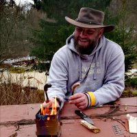 Pierre Schreiber - Ich bin der Typ mit der kurzen Hose, den Pantoletten und dem Hut. Wenn ich draußen schlafen möchte, schnappe ich mir eine Decke und gehe raus. Ob zu Fuß oder mit dem Fahrrad, ob am Fluss, Wald oder See, ob mit Zelt oder ohne - ich bin lieber draußen als drinnen. Für Camping, Bogenschießen, Lagerfeuer (inkl. Kochen), Kampfkunst uvm. bin ich euer Mann!