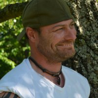 Sascha Sebastian - Ich bin gelernter Zimmermannsmeister, mit den Zusatzqualifikation Gebäudeenergieberater, Sachverständiger für Schimmel sowie Feuchte und ehrenamtlich im THW als Baufachberater tätig. In meiner Freizeit halte ich mich viel in der Natur auf, gehe seit frühster Kindheit meinem Hobby, dem Angeln nach und besitze ein breites Wissensspektrum über die Flora und Fauna meiner Umgebung. Projektbegleitend werde ich die Sanierungs-, Restaurierungs- und Wiederaufbaumaßnahmen auf dem Veranstaltungsgelände des Terra Ritterberg unterstützen.