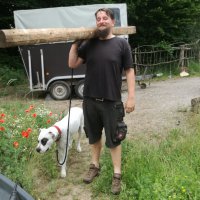 Christian Schmölling - Ich bin hier in Rottleberode aufgewachsen und kenne den Terra Ritterberg noch als Ferienfreizeitlager. Befreundet mit Paul Flöter bin ich dann immer mal mit oben gewesen und habe mich hier pudelwohl gefühlt. Es war mir schon immer eine Freude, gemeinsam mit anderen hier das Gebäude und das Grundstück Stück für Stück wieder in Ordnung zu bringen und anschließend gemeinsam am Lagerfeuer zu feiern. Ich freue mich daher sehr, nun ein Teil des Terra-Ritterberg-Teams zu sein und weiterhin die Projekte mitgestalten und unterstützen zu können.
